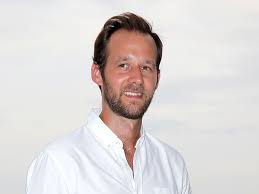Il est le fils d'un directeur d'une usine de crépines et a ↑ dossier de presse, « benjamin lavernhe et sébastien pouderoux nommés sociétaires de la troupe. Benjamin Lavernhe La Biographie De Benjamin Lavernhe Avec Voici Fr