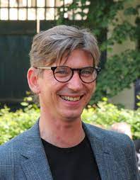 Jiří strach patří dnes k uznávaným režisérům, od dětství se ale výrazně uplatňuje také jako filmový a televizní herec. Jiri Strach Wikipedie