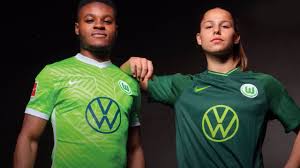 Im vordergrund steht hierbei das cd auf der brust in verschiedenen schwarztönen. Vfl Wolfsburg Stellt Neue Trikots Vor Vfl Wolfsburg