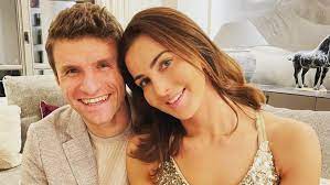 Wıllkommen beı lısa müller, der autorın von ťnımm mıch, bezahl mıch, zerstör mıchť. Lisa Muller Teilt Badefoto Mit Ehemann Thomas Aber Wer Ist Der Mann Im Hintergrund