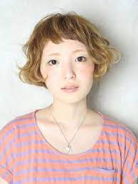 くるくるふわふわのパーマと短めの前髪が遊び心いっぱい とびきりキュートなスタイルですね ボブパーマ ヘアースタイル ショートボブ