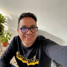 Eduardo Islas's Instagram, Twitter & Facebook