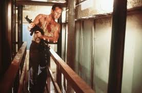 Als er in dem riesigen bürohaus ankommt und sich gerade im waschraum frischmacht. Jippie Ya Yeah Schweinebacke Bruce Willis Wird 60