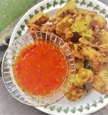 Kue cucur terbuat dari tepung beras, tepung terigu, dan gula merah. Umi Ayu Cake Dan Biskut Cucur Bawang Rangup