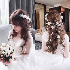 プレ花嫁の結婚式 ウェディング メディアmarryマリーさんはinstagramを利用しています 髪の毛のうえに お花がたくさん咲いているみたいな ダウンスタイルの 花嫁ヘア 花冠かと思いきや 前から見たら バックカチュ ウェディング ダウンスタイル