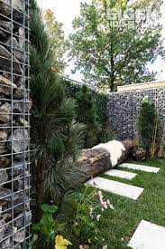 een boomstam kan heel goed dienen als een bankje in de tuin tuin tuin ideeen tuin gras