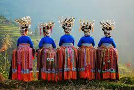 在黔東南 有苗族驚動長安城的 卉服鳥章 有二千五百年前留下的多聲部 無指揮 無伴奏 自然和聲的侗族大歌 有不用圖紙 釘鐵只靠榫卯搭建的鼓樓花橋 奇異的 水書占卜 將雨喊下來的儀式 可以決定嬰兒性別的藥草 能通陰陽兩界的鬼師 讓產婦恢 asian outfits