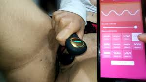 尻デカ巨乳彼女のエロまんこにリモートバイブを仕込んで遠隔弄り - RedTube