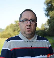 Zarośnięte boisko. Nie ma siłowni ani placu zabaw z prawdziwego zdarzenia. 