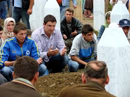 Jula 1995, snage bosanskih srba predvođene ratkom mladićem su ušle u srebrenicu i ubile 8.000 bošnjačkih dečaka i muškaraca a tijela su. Bosnian War Military Wiki Fandom