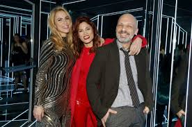 Στο καινούργιο της βίντεο η μαίρη συνατσάκη απάντησε στον κόσμο για το περιβόητο γατάκι στο σπίτι της, με τα εξής: Synatsakh Sta Mpoyzoykia Me Ton Aimiliano Stamatakh Star Gr