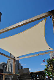 Sonnensegel Am Holzrahmen Befestigt Fur Die Dachterrasse Pergola Schatten Terrassenpergola Gebogene Pergola