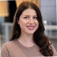 Leah Larsen's Instagram, Twitter & Facebook