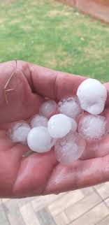 O impacto das chuvas de granizo pode causar muitos estragos em casas, plantações, carros, entre dentre os danos materiais provocados pela chuva de granizo está a destruição de telhados. Chuva De Granizo Atingiu A Regiao Na Tarde Do Ultimo Domingo 27 Rede Vitrine
