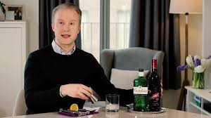 Вино dubbonet, ангостура, сахар, шампанское, цедра. How To Make A Perfect Gin And Dubonnet Youtube