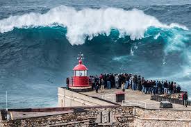 Le kite est plus percutant dans les what does dans les vagues mean in french. Comment Se Forment Les Immenses Vagues De Nazare