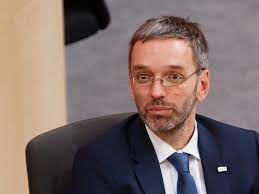 Österreichs innenminister herbert kickl will, dass in der eu keine asylanträge mehr gestellt werden können. Austrian Far Right Orders Border Protection Unit Euractiv Com