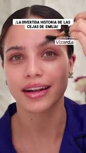 La increíble historia de las cejas de Emilia nos lleva a revivir sus  travesuras adolescentes y el impacto que tuvo en su look. Con su  característico estilo y un toque de humor, la talentosa cantante ...