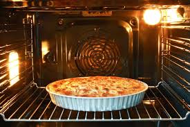 Saya menggunakan oven listrik api atas bawah, jika menggunakan oven gas maka sebaiknya gunakan api bawah saja. 3 Alasan Penting Wajib Panaskan Oven Sebelum Memanggang Kue