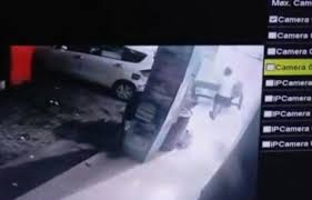 Admin juga akan membagikan video bangladesh news ridoy admin akan membagikan video viral india bangladesh ridoy babodi masukin botol ini di bawah agar kalian bisa melihatnya ya sobat. Viral Maling Ini Bawa Mobil Cuma Buat Nyolong Kursi Besi Dan Botol Oli Beritabali Com