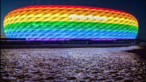 The alternative suggestion of illuminating the allianz arena on another day contradicts any message that is. Allianz Arena Leuchtet In Regenbogenfarben Zum Christopher Street Day