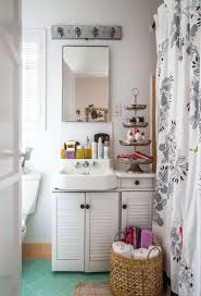 The shelving unit provides an abundance of storage for cotton balls and daily items as well as fun decorating pieces like jars filled with seashells. Hausratversicherungkosten Best Ideas Extraordinary Apartment Bathroom Ideas Collection 5560