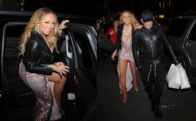 Christina Aguilera se descuida e exibe fitas nos mamilos durante show. Veja  os famosos que já mostraram mais do que gostariam! - Estrelando