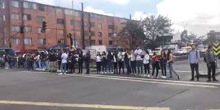 Alrededor de 300 personas se encuentran realizando un plantón en ambos sentidos de la vía, por lo que las estaciones de. Reporte Bloqueos Y Manifestaciones Bogota Viernes 7 De Mayo Noticentro 1 Cm