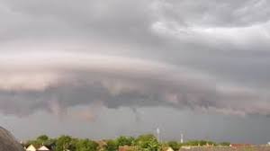 Villámárvizek is kialakulhatnak a területen. Szupercella Erkezese Gat Kozsegbe Karpataljara Supercell Near Gat Youtube