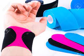Hand Mit Kinesiologie Tape Physiotherapie Und Therapeutisches Band Fur Handgelenkschmerzen Schmerzen Und Verspannungen Elastisches Therapeutisches Band Klebeband Und Alternative Medizin Lizenzfreie Fotos Bilder Und Stock Fotografie Image 84961630