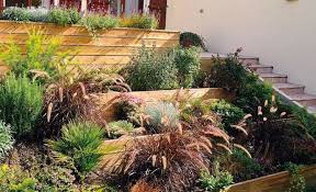 comment amenager soi meme un jardin en pente jardin en pente comment amenager son jardin barriere bois jardin