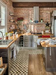 Immagine di una grande cucina industriale con lavello integrato, ante a filo, ante beige, top in quarzite, paraspruzzi beige, paraspruzzi con piastrelle di vetro, elettrodomestici. Comment Choisir La Credence De Cuisine Idees En 50 Photos