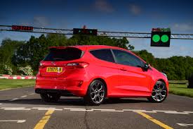 Os atrativos kits de carroçaria são complementados por jantes de liga leve distintas de 17, luzes de curva dinâmicas e símbolos. New Ford Fiesta St Line Review Has The Nation S Favourite Supermini Still Got It Evo