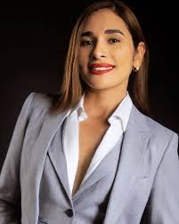 Soy Cecilia Marte, abogada, asesora inmobiliaria y agente de viajes, y  estoy aquí para transformar tu experiencia en el mundo de los bienes raíces  en República Dominicana. Como parte de la marca