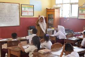 Karena guru adalah seseorang yang dikaruniai ilmu oleh allah swt dan dengan. Gaji Guru Dan Tenaga Kependidikan Honorer Di Indonesia Program Rise Di Indonesia