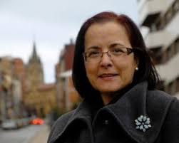 «Los políticos asturianos tienen un complejo de inferioridad lingüística». Ana Cano, en una céntrica calle de la capital asturiana. :: JESÚS DÍAZ - 3324494