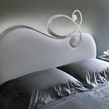Letto bondelmonti in ferro battuto testiera con girale e giglio centrale. Letto Imbottito In Ferro Battuto Rivestito In Vari Tessuti Idfdesign