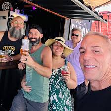 La Muerte de Salcedo" NEIPA by @cervezascamacho Una "hazy ipa" refrescante  con buen cuerpo, lupulosa y como dice el corillo de @lechecocoproductions  con 7.5% de gozadera.