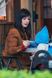 Anne jacqueline hathaway was born in brooklyn, new york, to kate mccauley hathaway, an actress, and gerald t. Anne Hathaway Enjoys Dinner With Husband Adam Shulman And Their Two Kids At A Sushi Place