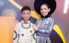 Cậu chiếm tình cảm khán giả bằng giọng hát truyền cảm, ngọt ngào, gương mặt chân chất, hiền lành. 16t03mg0tjqeem