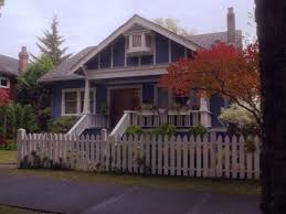 Cats Cassidy S Blue Bungalow On Life Unexpected With A Gorgeous Japanese Maple In The Front Yard Life Unexpected Bungalow Porch Garden