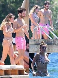 Oyuncu Ezgi Eyüboğlu, Bodrum'da denize girip güneşlenerek gününü geçirirken  oyuncu Burak Berkay Akgül'ün sevgilisi Özge Yağız olmadan tek başına tatil  yaptığı gözlemlendi. (Eren Gürel Habertürk) #ezgieyüboğlu #burakberkayakgül  #magazinhaberleri ...