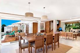 Tema ini cukup konsisten diterapkan hampir di seluruh elemen interior kecuali pada dropseling nya yang menggunakan warna biru. Jasa Desain Interior Ruang Makan Tropis Terbaru 2021 Arsitag