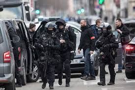Il 14 dicembre di un anno fa si spegneva la giovane vita di antonio megalizzi, 29 anni, giornalista, ucciso da un proiettile esploso a strasburgo, tre giorni prima, in un mercatino di natale, da un. French President Emmanuel Macron Visits Strasbourg Christmas Market To Pay His Respects To Victims Daily Mail Online