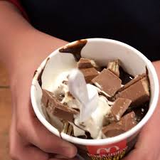 Que Forma Tan Dulce De Empezar El Dia Mcflurry De Kitkat Food Tasty Desserts