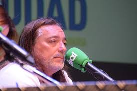 Isidro Montalvo revisa el teléfono fijo de un hombre interesándose por su  día a día