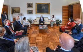 في خطوة أثارت جدلا سياسيا في البلاد ظهر الرئيس التونسي بعد ثلاثة أيام من تنصيبه وهو يؤدي الصلاة في مسجد بمنطقة قرطاج، وسط جموع من المصلين الذي التفوا حوله لالتقاط الصور حيث أشاد البعض باختياره الصلاة مع الشعب وخارج التقاليد الرسمية، فيما انتقد آخرون التغطية الإعلامية للحدث، كونها محاولة للتسويق لصورة الرئيس. Ø±Ø¦ÙŠØ³ Ø§Ù„Ø¬Ù…Ù‡ÙˆØ±ÙŠØ© ÙŠØªØ­ØµÙ„ Ø¹Ù„Ù‰ Ø§Ù„Ø¯ÙƒØªÙˆØ±Ø§Ø© Ø§Ù„ÙØ®Ø±ÙŠØ© Ù…Ù† Ø¬Ø§Ù…Ø¹Ø© Ù„Ø§Ø³Ø§Ø¨ÙŠÙ†Ø²Ø§ Ø¬Ø±ÙŠØ¯Ø© Ø§Ù„Ø´Ø±ÙˆÙ‚ Ø§Ù„ØªÙˆÙ†Ø³ÙŠØ©