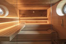 Gemutlich Entspannende Sauna Mit Glasfront Und Bullaugen Innengestaltung In Honigfarbenem Hemlockholz Ruckwand Und Decke Spa Dizajn Spa Dizajn Interera Dom