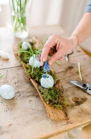 Diy, deko mit baumrinde, farn und moos. Diy Dekoration Fur Ostern Hubsche Eier In Der Baumrinde Jubeltage