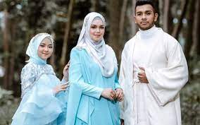 Miskin kaya tua muda bermaafan di bawah sayunya gema takbir hari raya senyum tawa sanak saudara mewanginya bunga rasa kuhulurkan tangan seikhlasnya pohon diampunkan dosa salah dan silapku. Lirik Lagu Ikhlas Siti Nurhaliza Taufik Batisah Nissa Sabyan Iluminasi